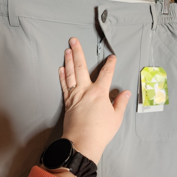 NWT Libin skort. Stretch waist. Pockets. Women's size Large. Upf 50+. Waterproof - Picture 12 of 16